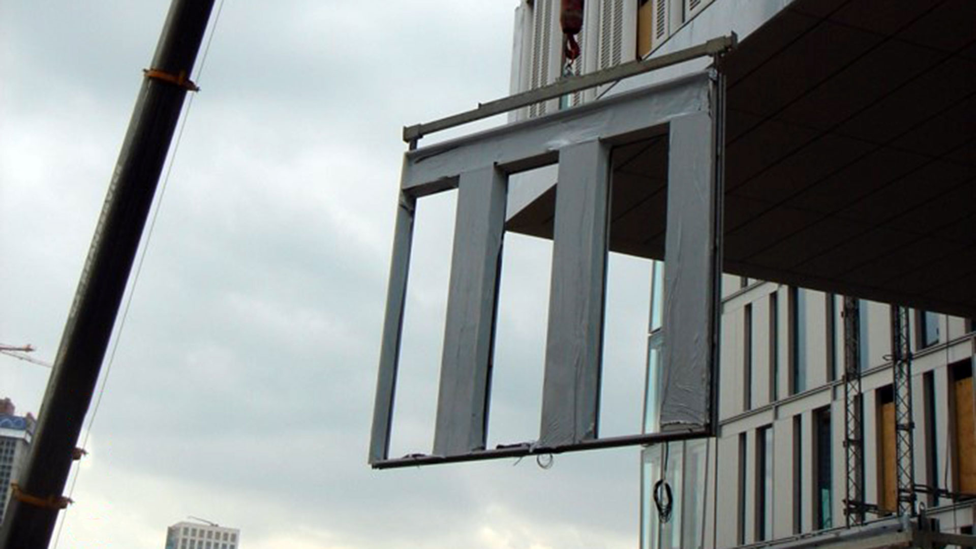Montage von Fassadenelement an Frankfurter Hochhaus