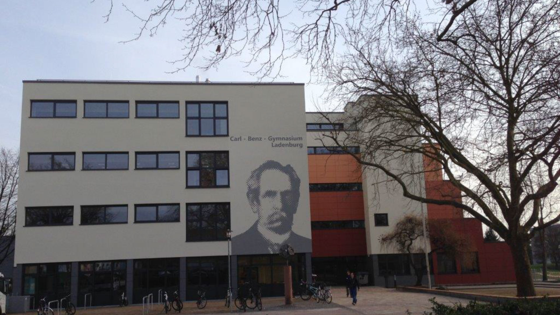 Aluminium-Fenster und Türen, Raffstores und Windfanganlagen für Carl-Benz-Gymnasium in Ladenburg
