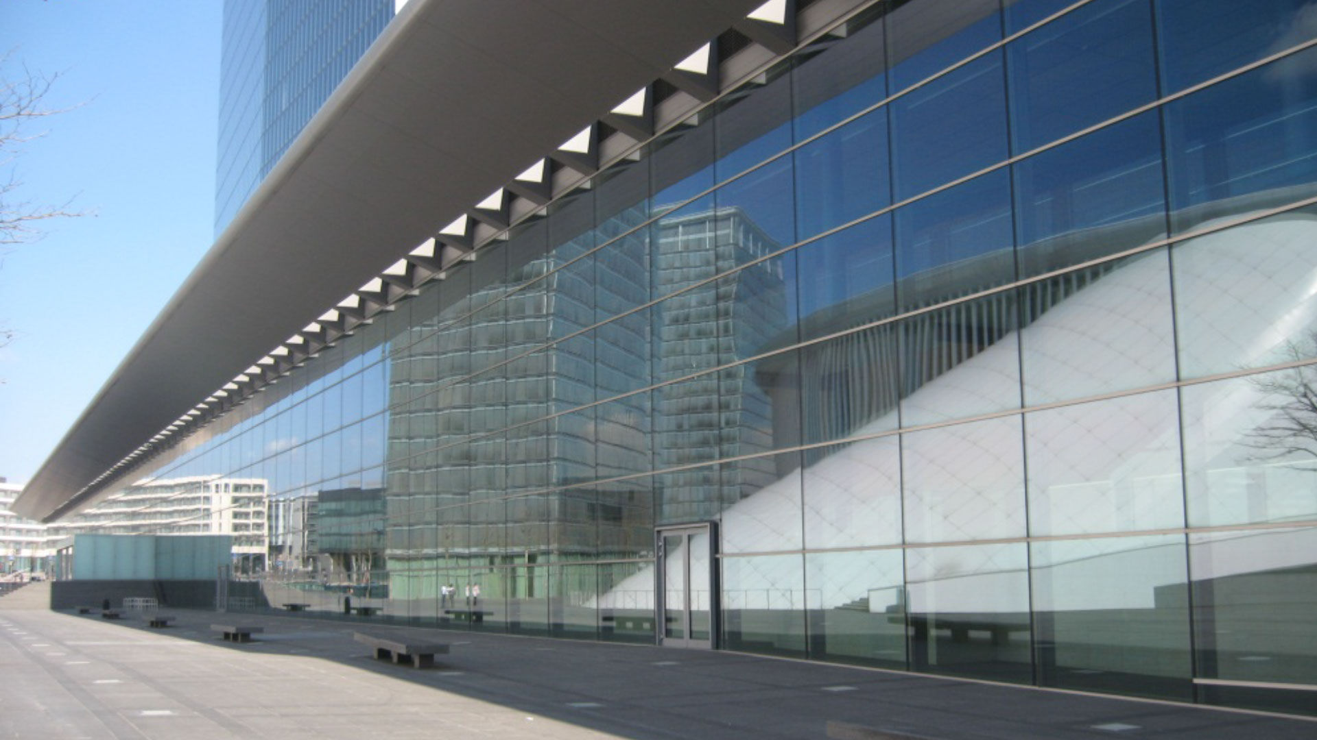 Fenster, Türen und Fassaden mit Sonnenschutz und Glasdächer für Pressezentrum Luxembourg