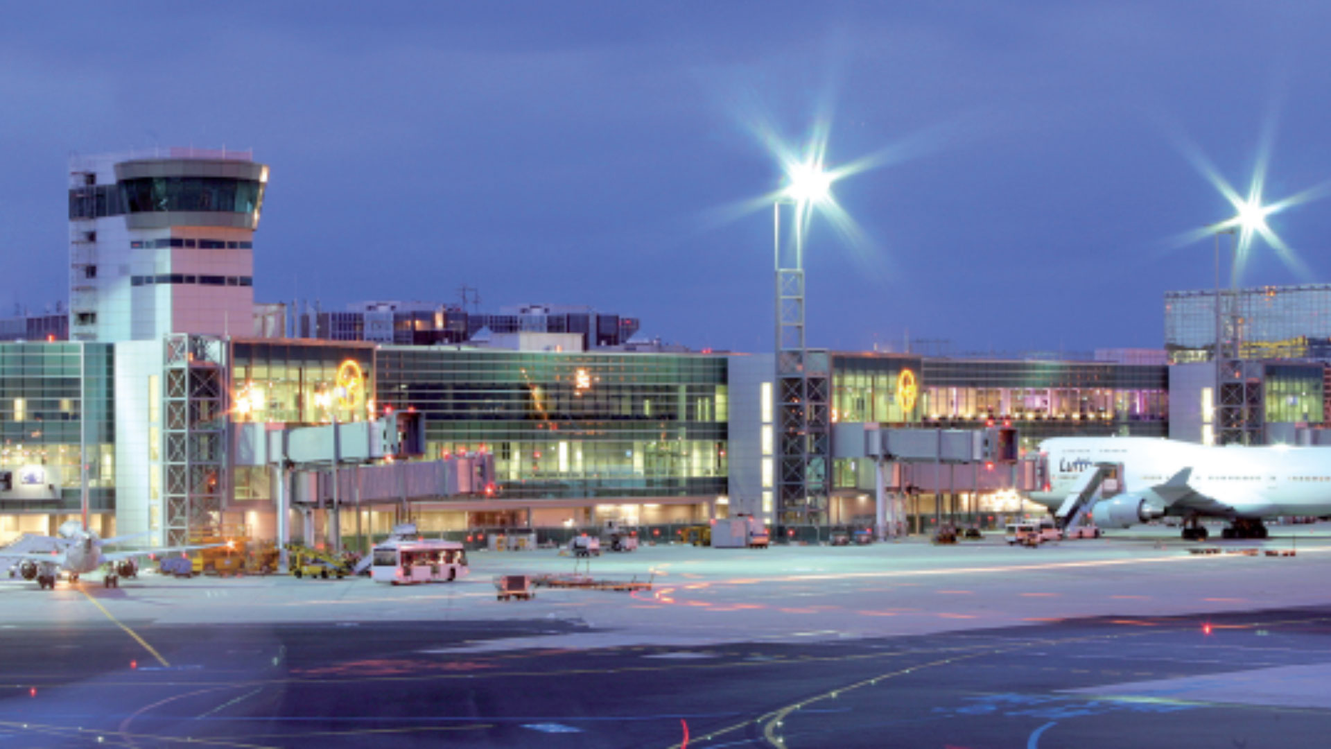 Fassaden mit Brandschutz und Sonnenschutz am Flughafen Frankfurt